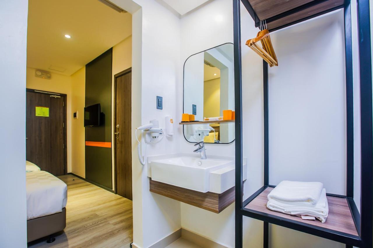 Go Hotels Plus Naga Buitenkant foto